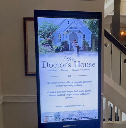 Our digital signage displays added elegance to the showcase, perfect for displaying everything from the schedule to stunning visuals of the venue and vendor offerings.